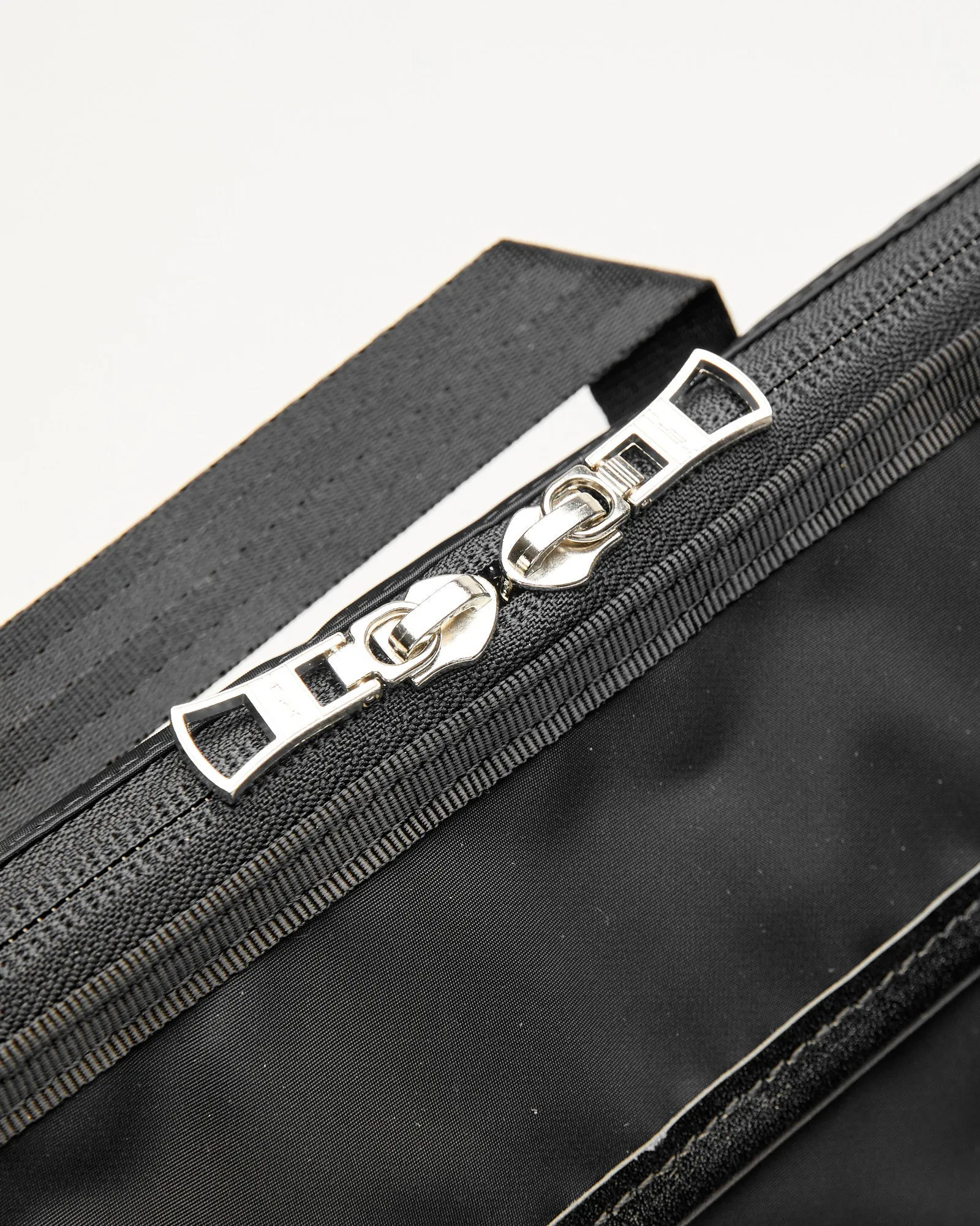Lightning V2 Messenger Bag in Black