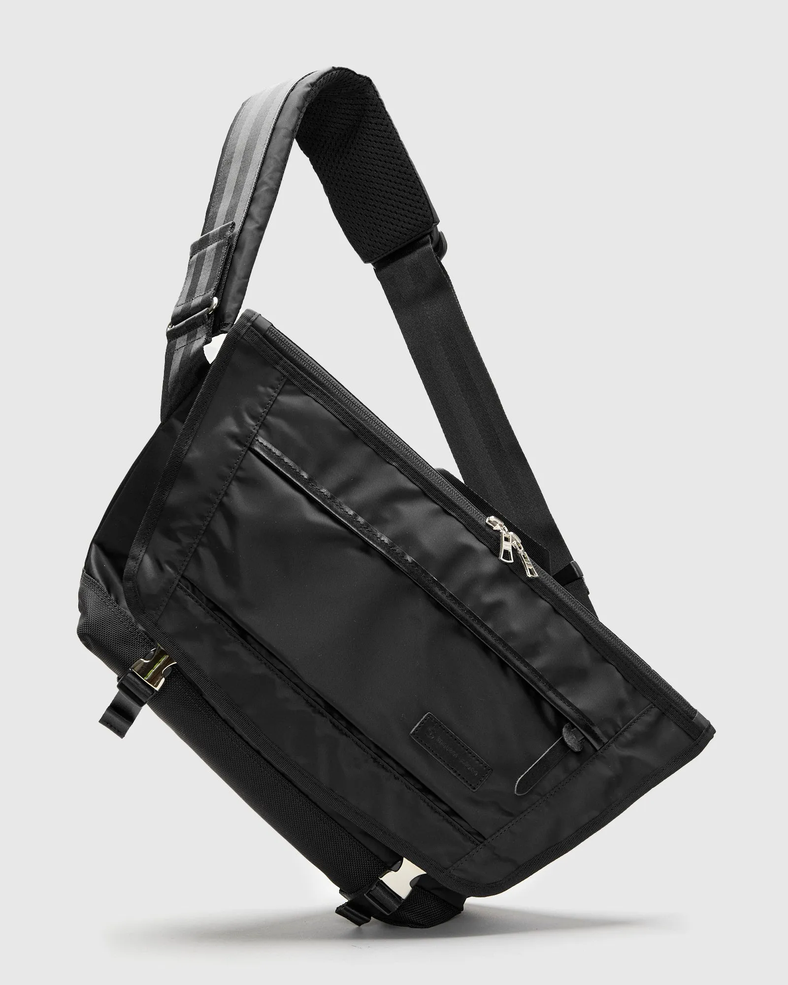 Lightning V2 Messenger Bag in Black