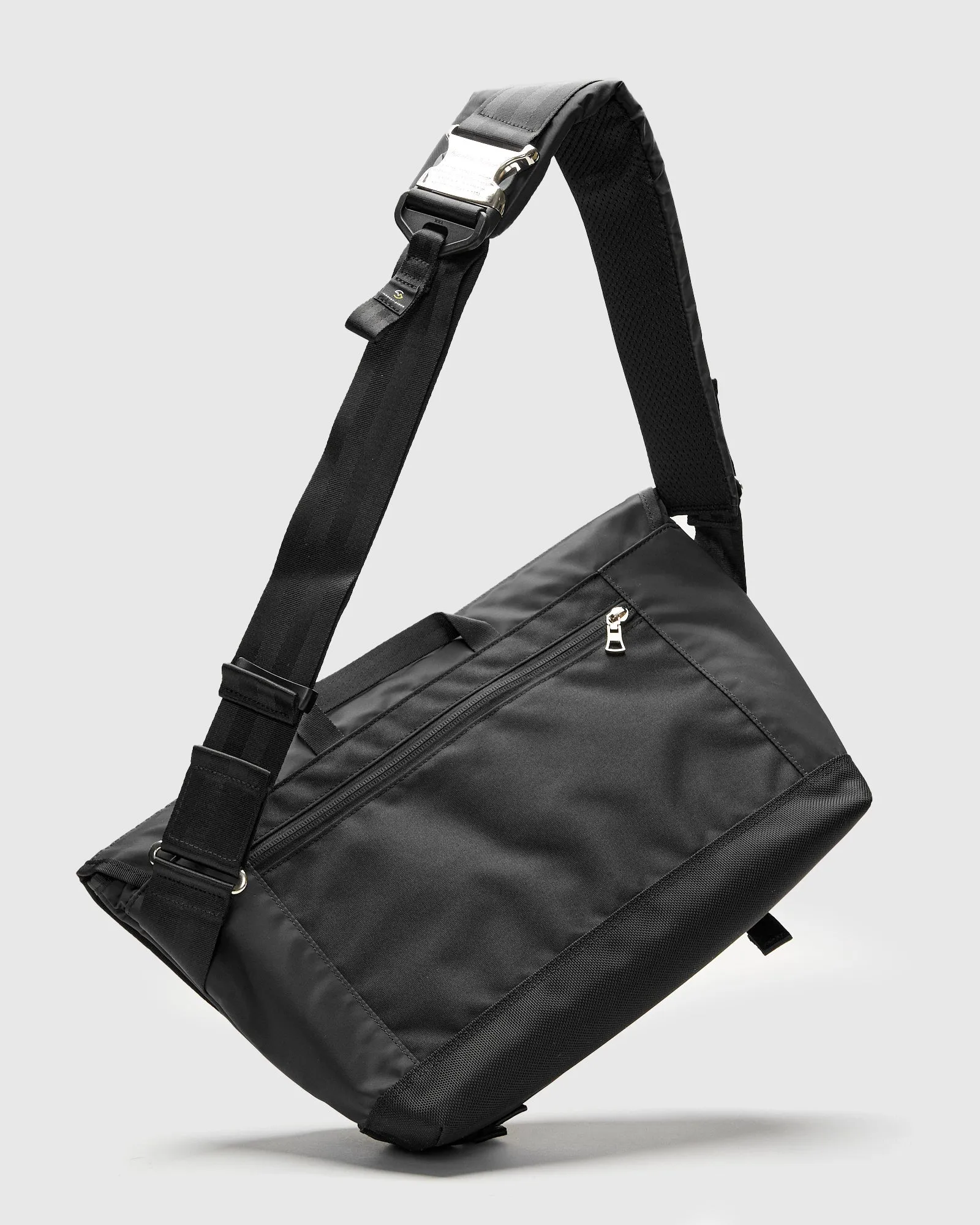 Lightning V2 Messenger Bag in Black