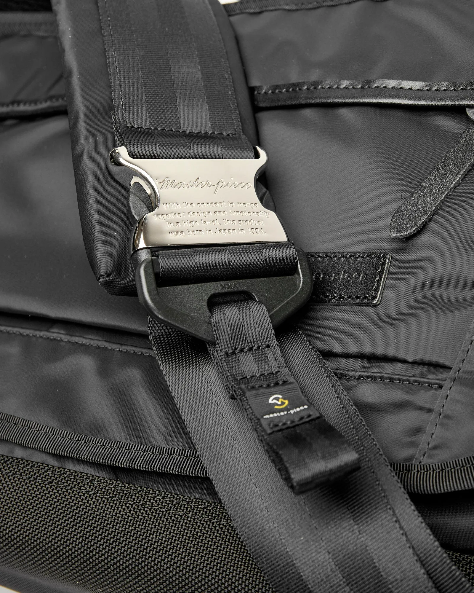 Lightning V2 Messenger Bag in Black