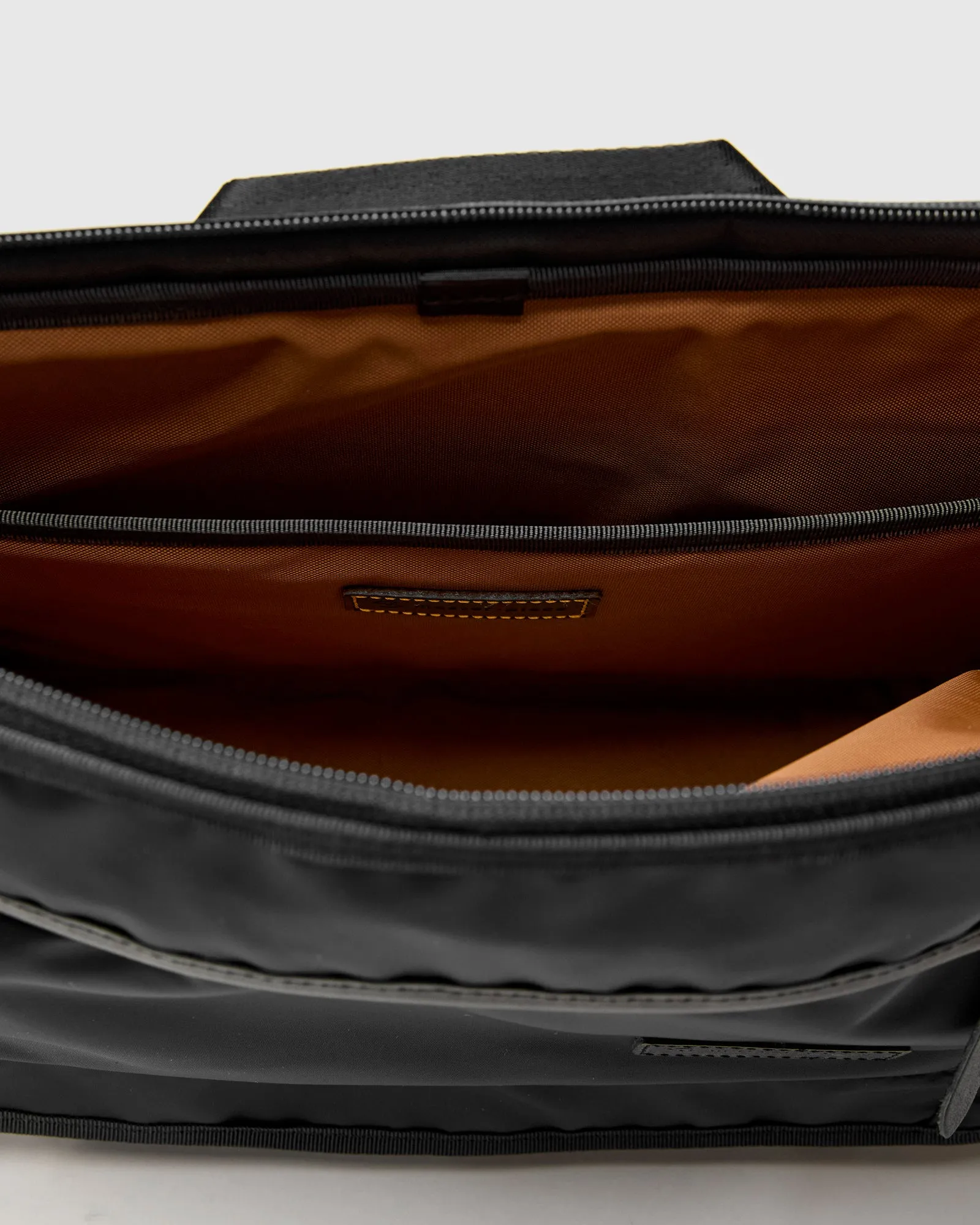 Lightning V2 Messenger Bag in Black